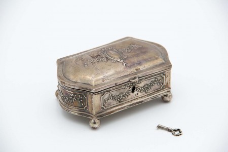 Guarda joias de prata relevada com quatro pés de apoio